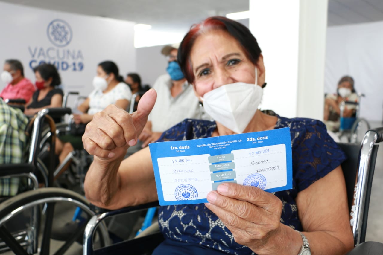 Emprendedora salvadoreña expresa satisfacción tras recibir segunda dosis antiCOVID19 emprendedora-salvadorena-expresa-satisfaccion-tras-recibir-segunda-dosis-anticovid19